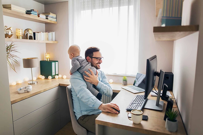 Home Office - Mann mit Kleinkind