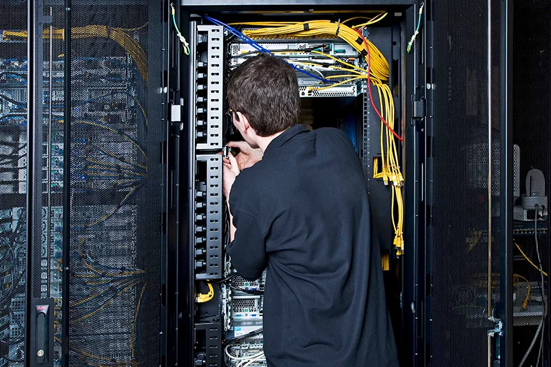 Techniker im Serverraum