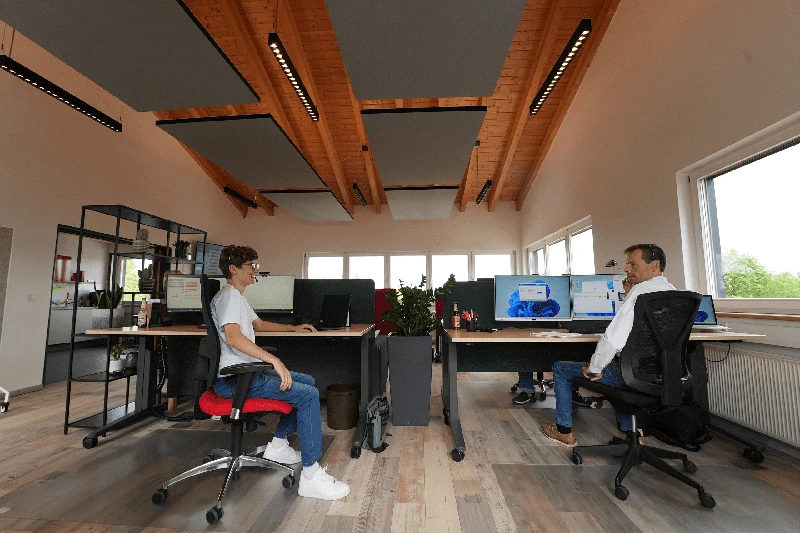 2 Mitarbeiter sprechen im Büro